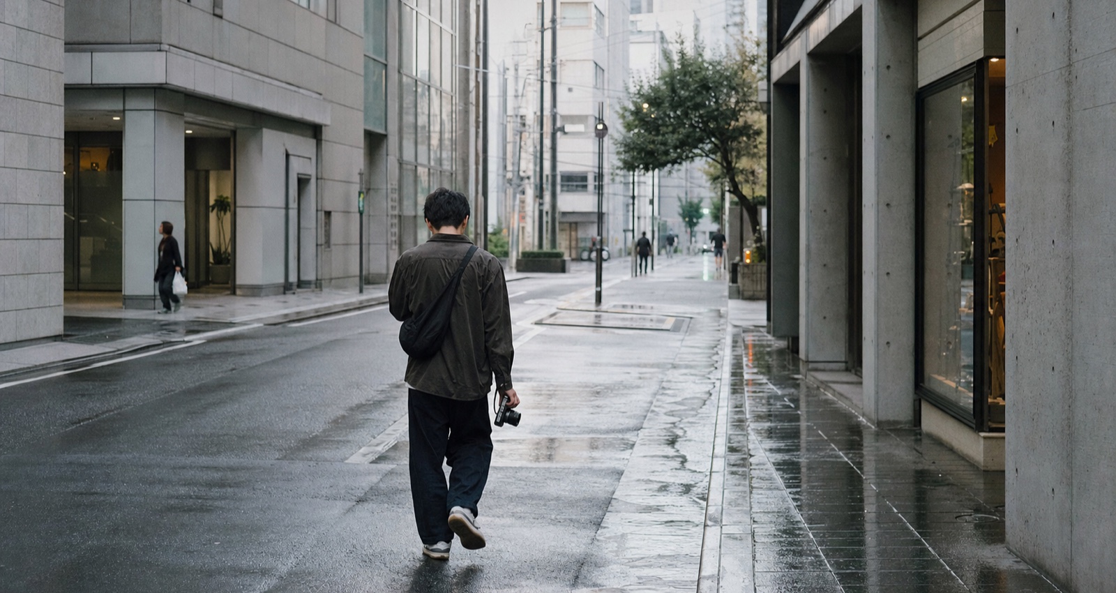 雨后城市街道中的摄影者背影